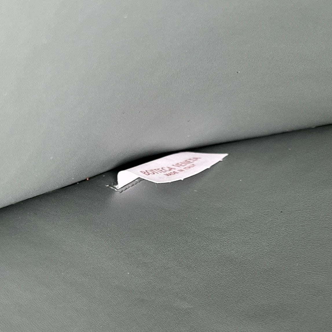 Große Kassettentasche, 35 Zoll, rauchfarbenes Kalbsleder