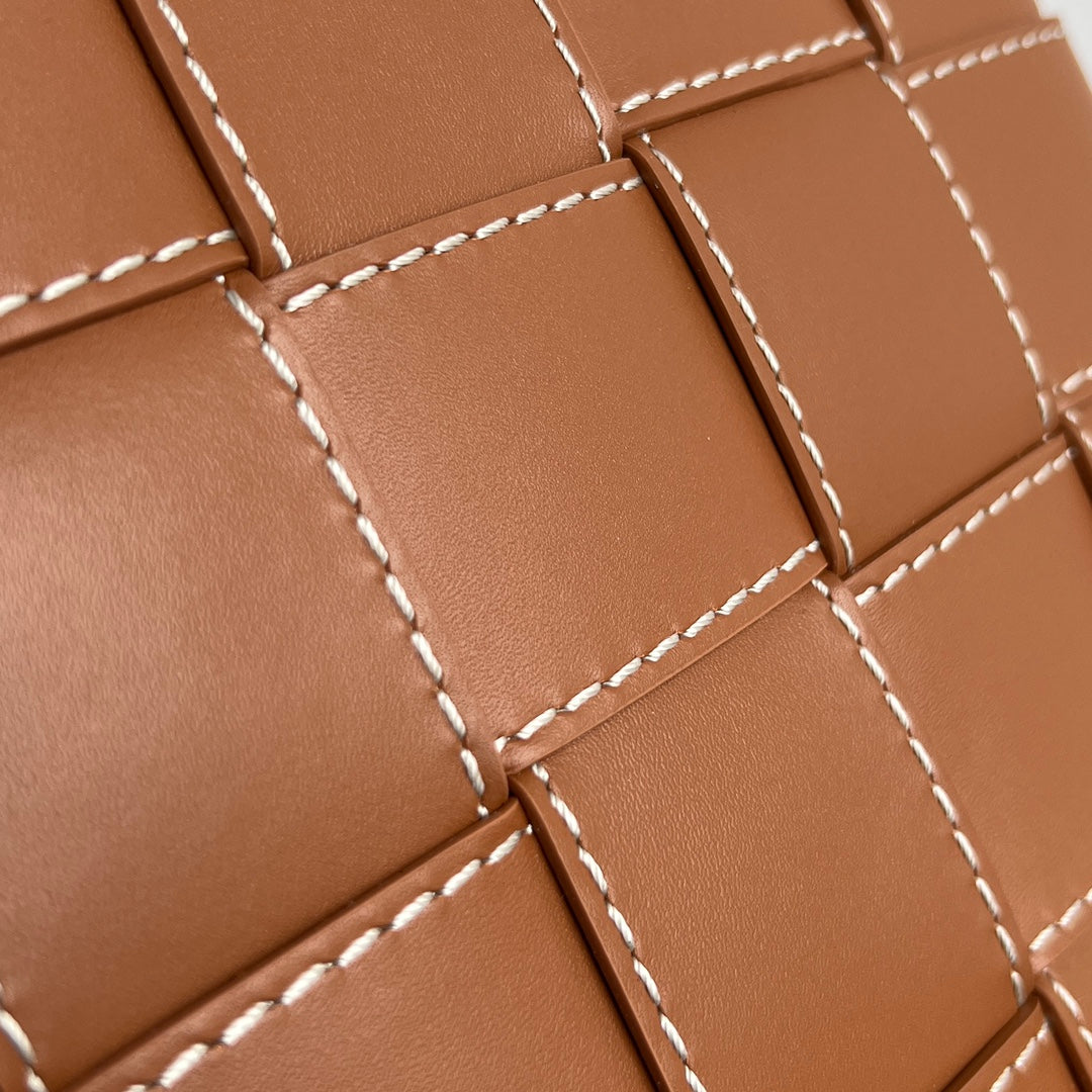 Große Kassettentasche, 35 Zoll, gebranntes Sienna-Kalbsleder