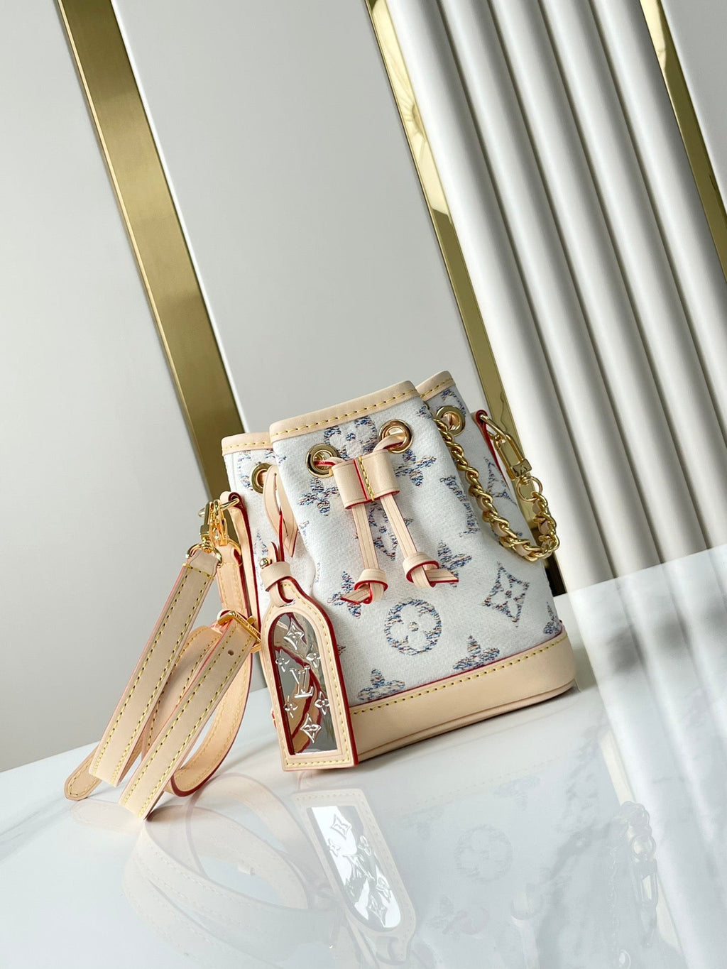 NANO NOÉ 16 IN WEISSEM MONOGRAMM-JACQUARD-STOFF UND BEIGEM KALBSLEDERBESETZ