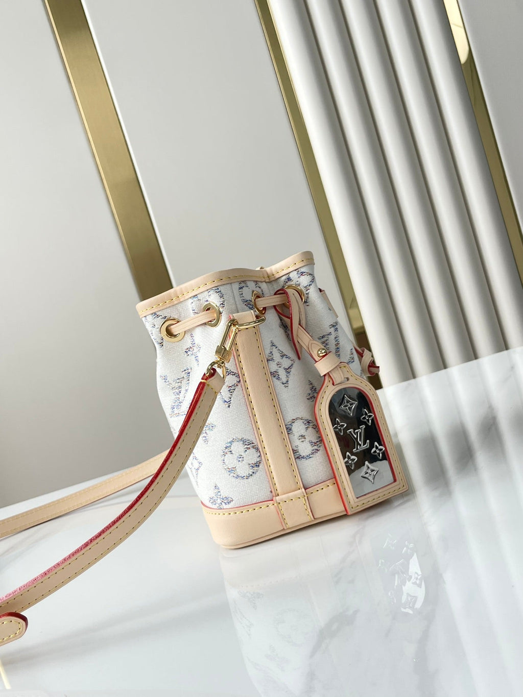 NANO NOÉ 16 IN WEISSEM MONOGRAMM-JACQUARD-STOFF UND BEIGEM KALBSLEDERBESETZ