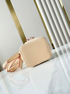 NANO NOÉ 16 IN WEISSEM MONOGRAMM-JACQUARD-STOFF UND BEIGEM KALBSLEDERBESETZ