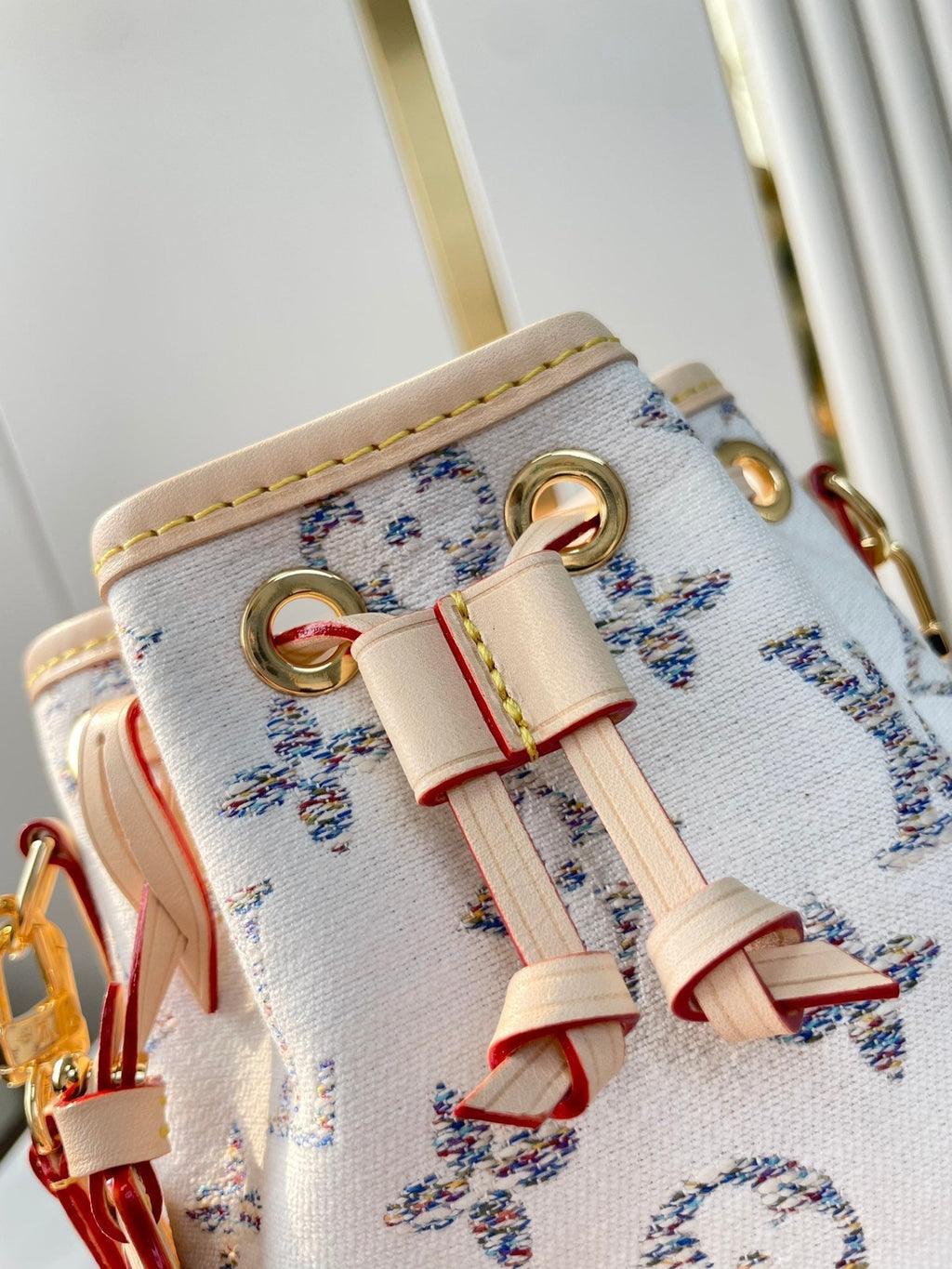 NANO NOÉ 16 IN WEISSEM MONOGRAMM-JACQUARD-STOFF UND BEIGEM KALBSLEDERBESETZ