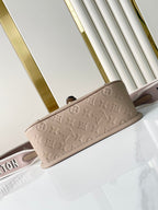 DIANE 23 AUS TOURTERELLE-LEDER IN WEISSEM MONOGRAM EMPREINTE