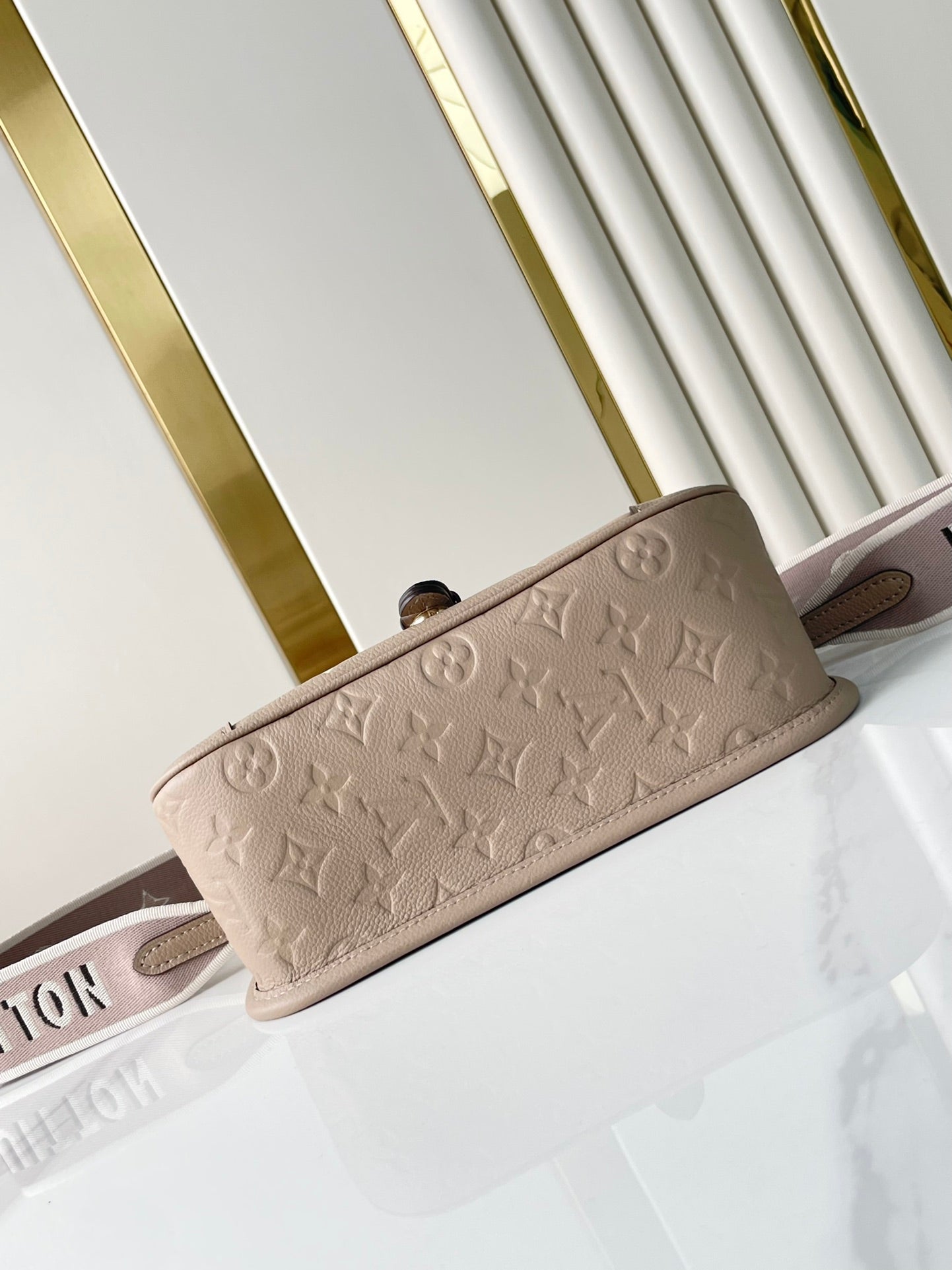 DIANE 23 AUS TOURTERELLE-LEDER IN WEISSEM MONOGRAM EMPREINTE