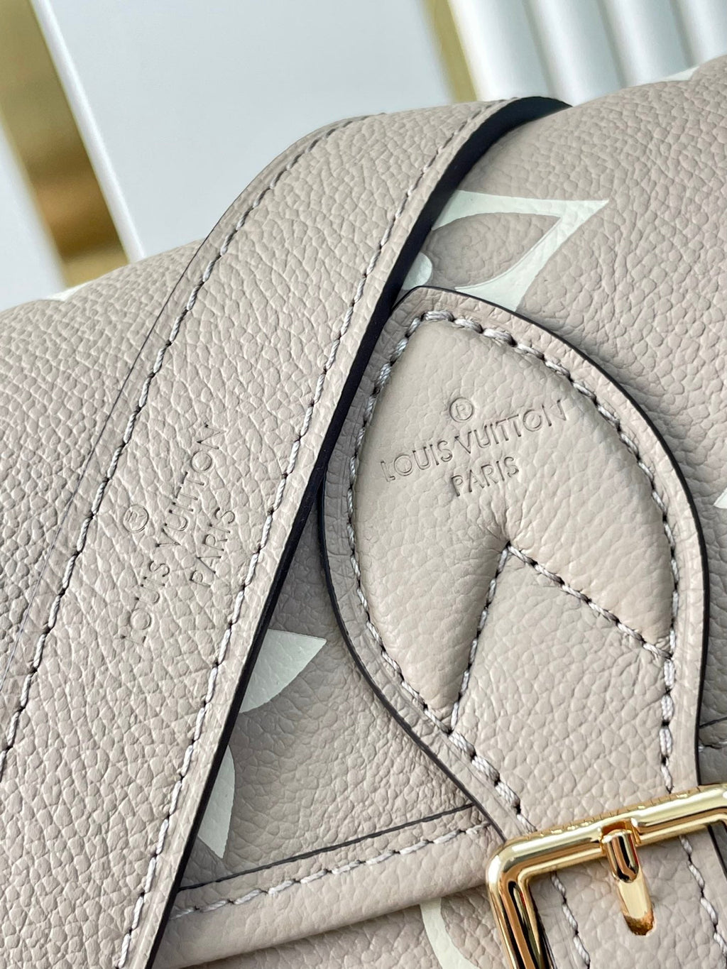 DIANE 23 AUS TOURTERELLE-LEDER IN WEISSEM MONOGRAM EMPREINTE