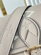 DIANE 23 AUS TOURTERELLE-LEDER IN WEISSEM MONOGRAM EMPREINTE