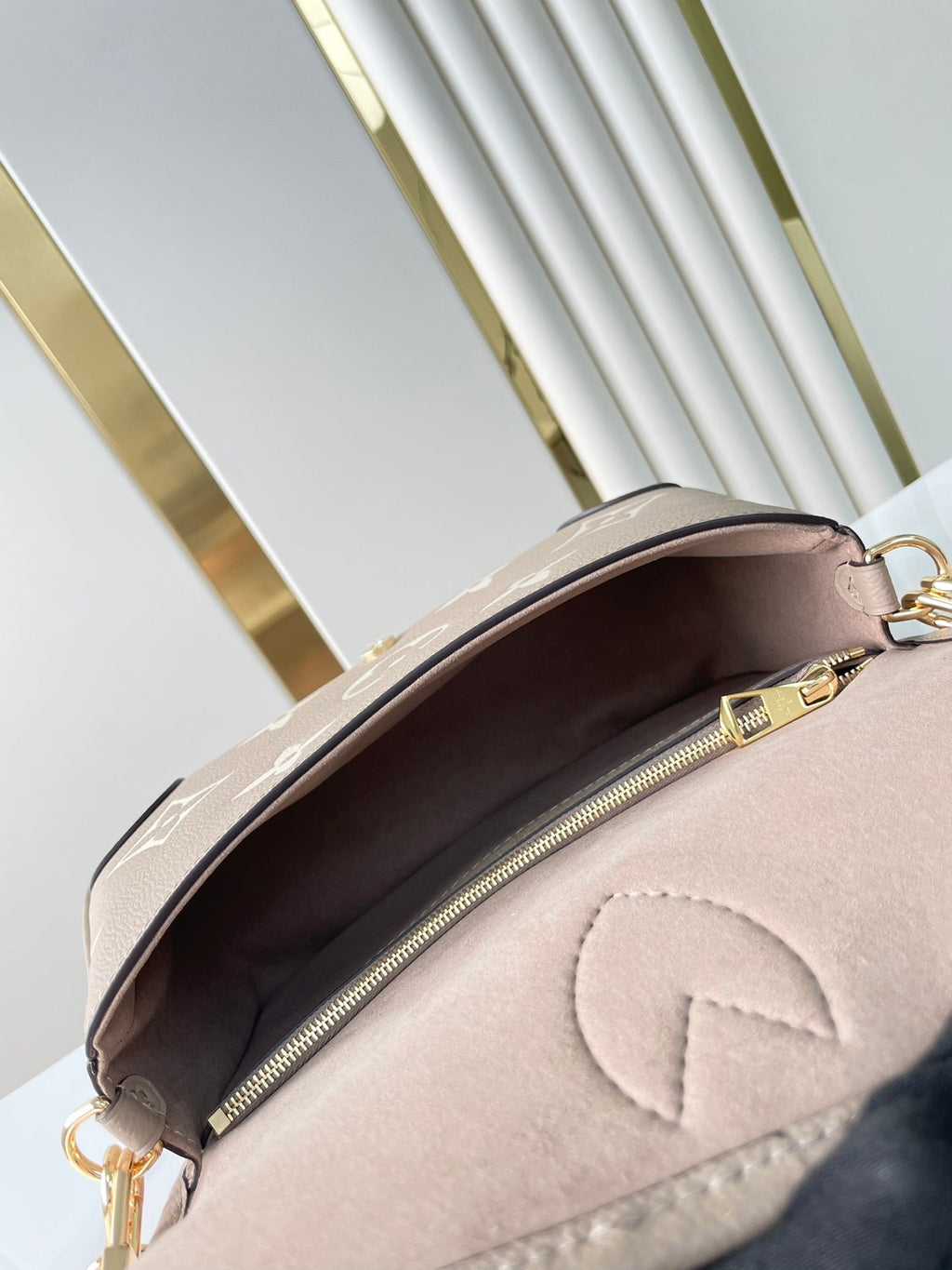 DIANE 23 AUS TOURTERELLE-LEDER IN WEISSEM MONOGRAM EMPREINTE