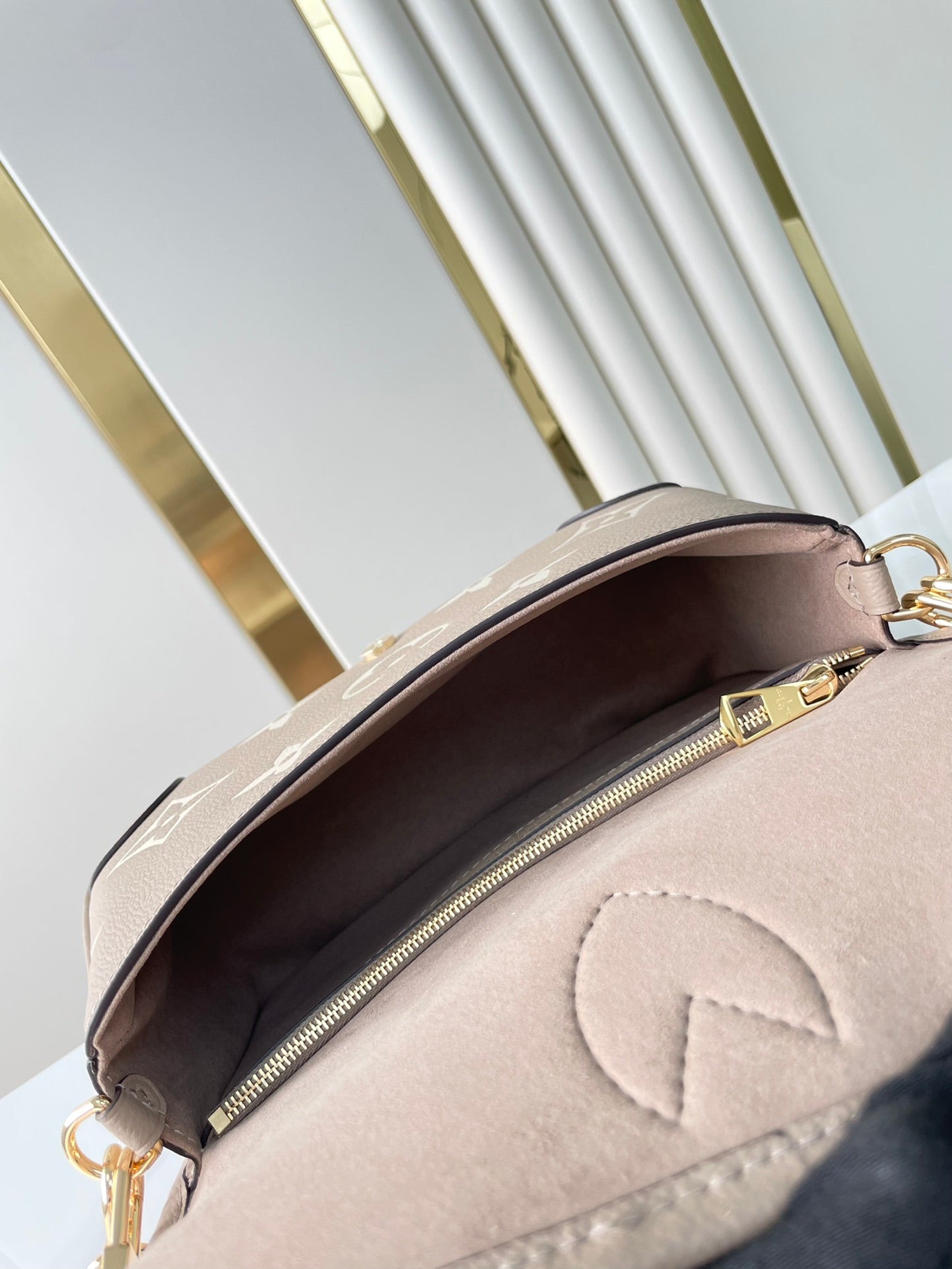 DIANE 23 AUS TOURTERELLE-LEDER IN WEISSEM MONOGRAM EMPREINTE