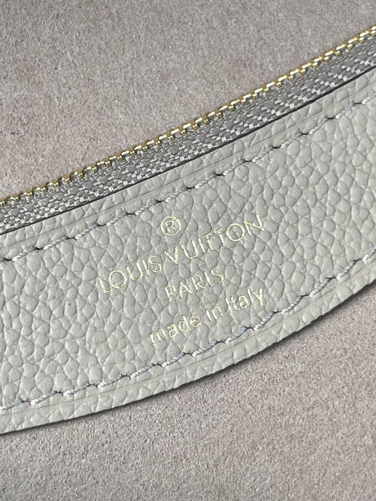 DIANE 23 AUS TOURTERELLE-LEDER IN WEISSEM MONOGRAM EMPREINTE