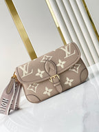 DIANE 23 AUS TOURTERELLE-LEDER IN WEISSEM MONOGRAM EMPREINTE