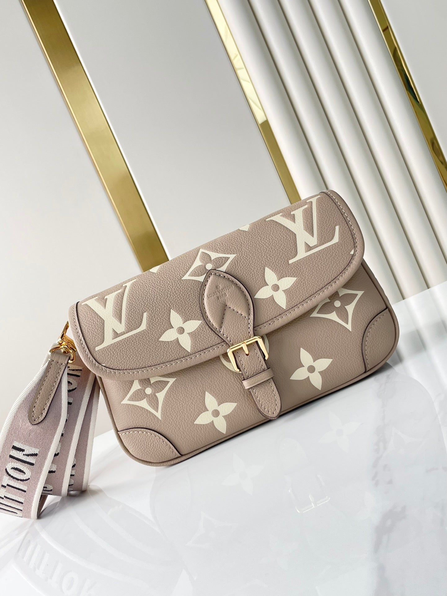 DIANE 23 AUS TOURTERELLE-LEDER IN WEISSEM MONOGRAM EMPREINTE