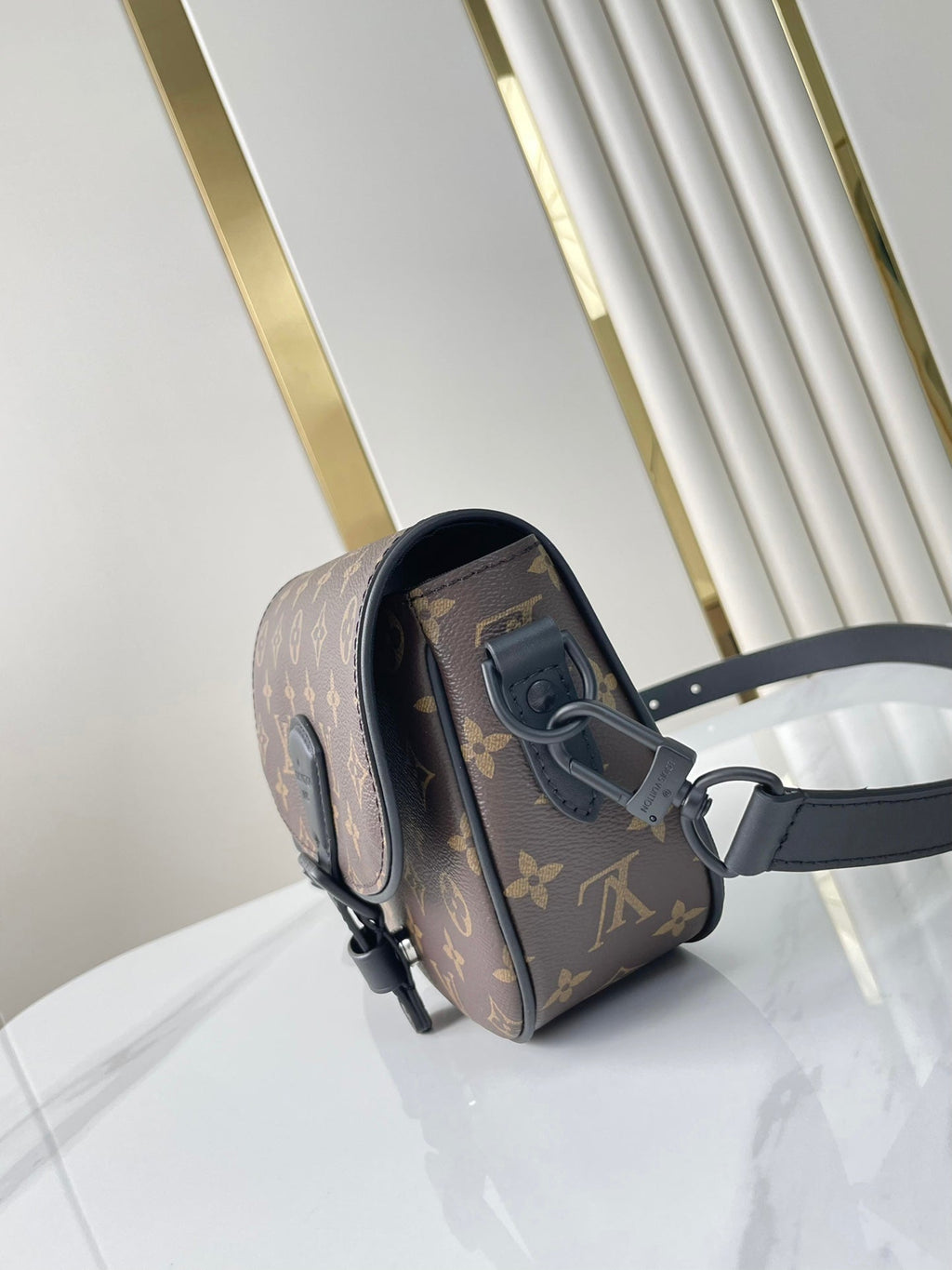 MONTSOURIS MESSENGER PM 20 IN BRAUNEM MONOGRAMM-LEINWAND