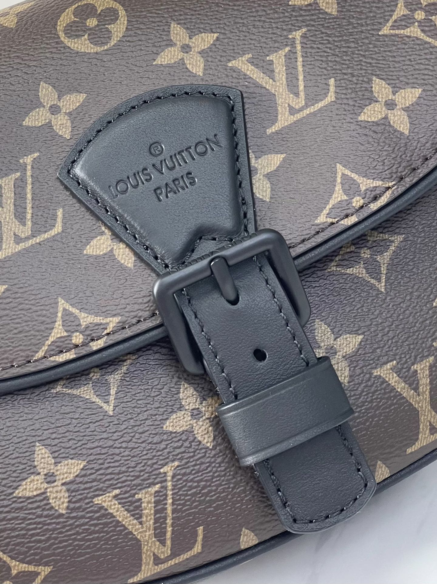 MONTSOURIS MESSENGER PM 20 IN BRAUNEM MONOGRAMM-LEINWAND