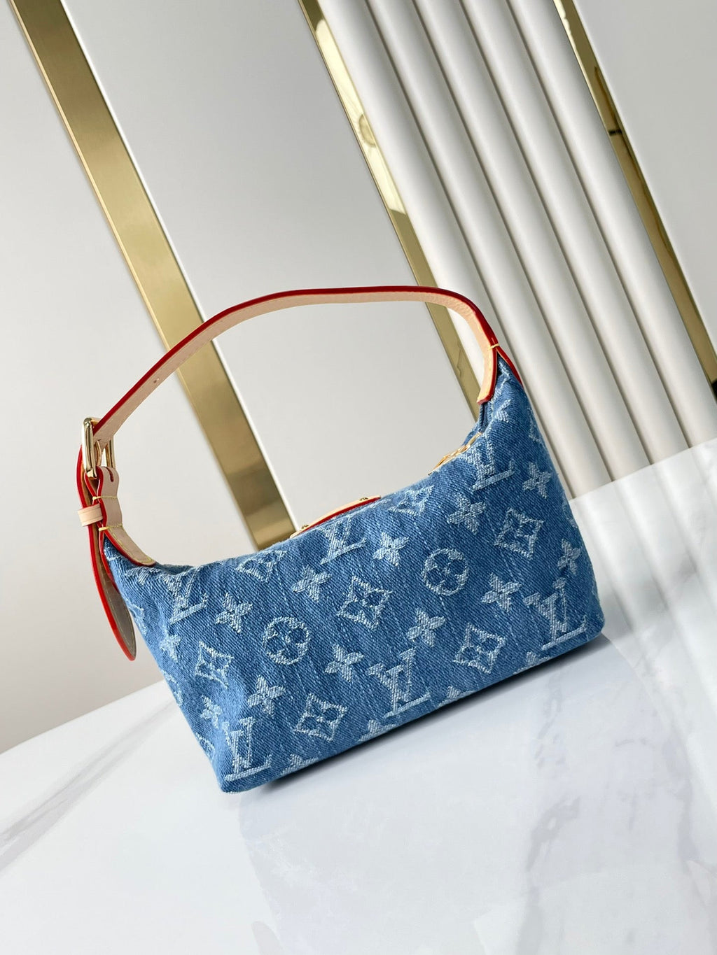 HILLS POCHETTE 18 IN BLAUEM MONOGRAMM-DENIM