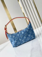 HILLS POCHETTE 18 IN BLAUEM MONOGRAMM-DENIM