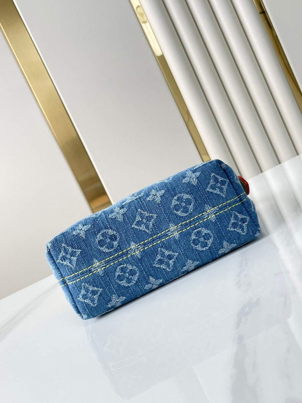 HILLS POCHETTE 18 IN BLAUEM MONOGRAMM-DENIM