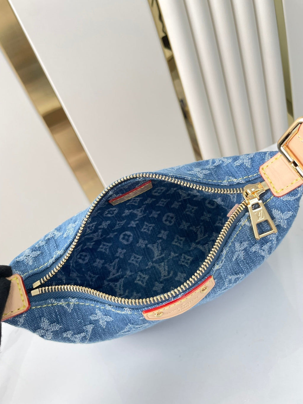 HILLS POCHETTE 18 IN BLAUEM MONOGRAMM-DENIM