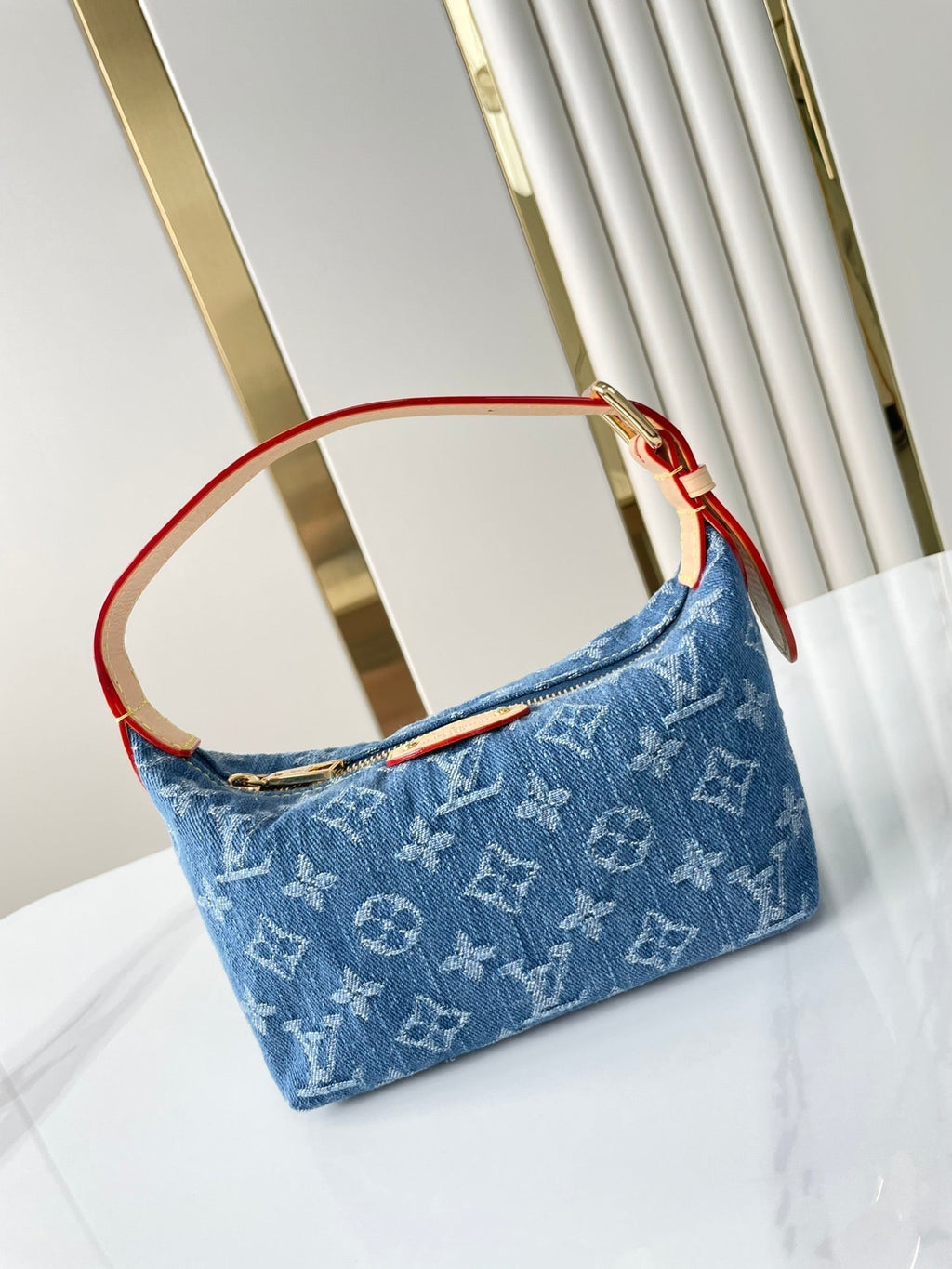 HILLS POCHETTE 18 IN BLAUEM MONOGRAMM-DENIM