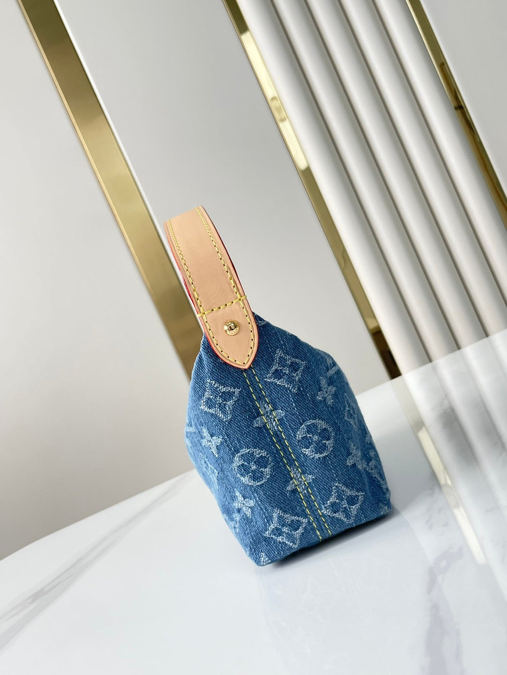 HILLS POCHETTE 18 IN BLAUEM MONOGRAMM-DENIM