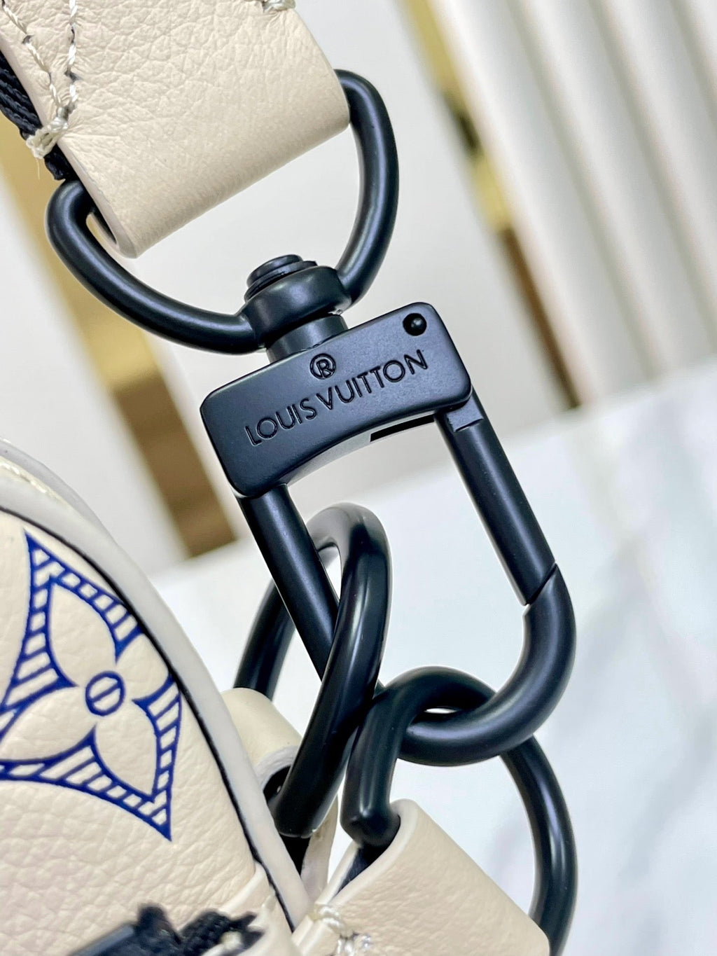 TRIO MESSENGER 25 IN CREME BLAU MONOGRAM SHADOW KALBSLEDER