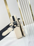 TRIO MESSENGER 25 IN CREME BLAU MONOGRAM SHADOW KALBSLEDER