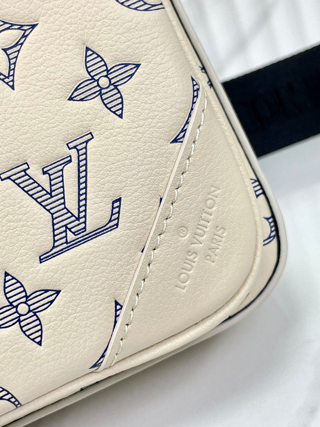 TRIO MESSENGER 25 IN CREME BLAU MONOGRAM SHADOW KALBSLEDER