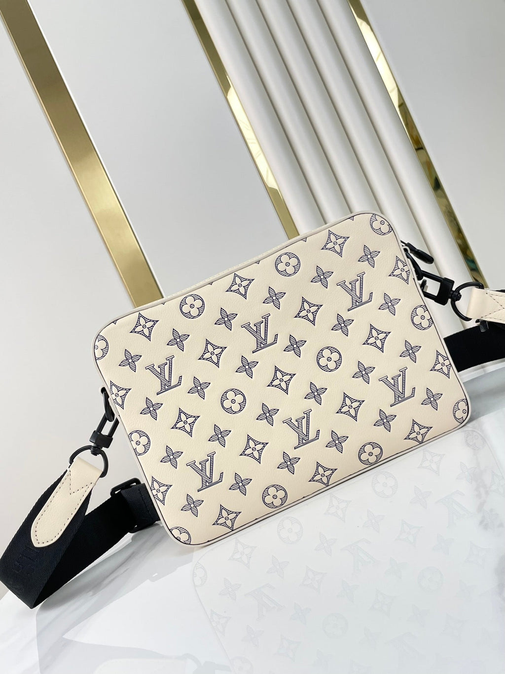 TRIO MESSENGER 25 IN CREME BLAU MONOGRAM SHADOW KALBSLEDER