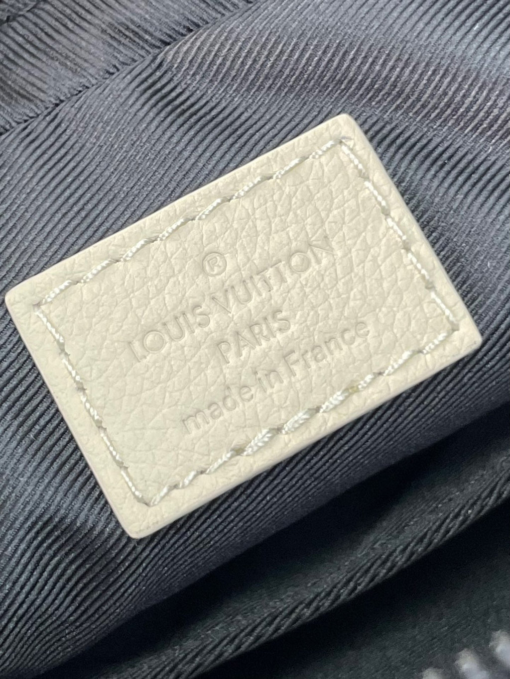 TRIO MESSENGER 25 IN CREME BLAU MONOGRAM SHADOW KALBSLEDER