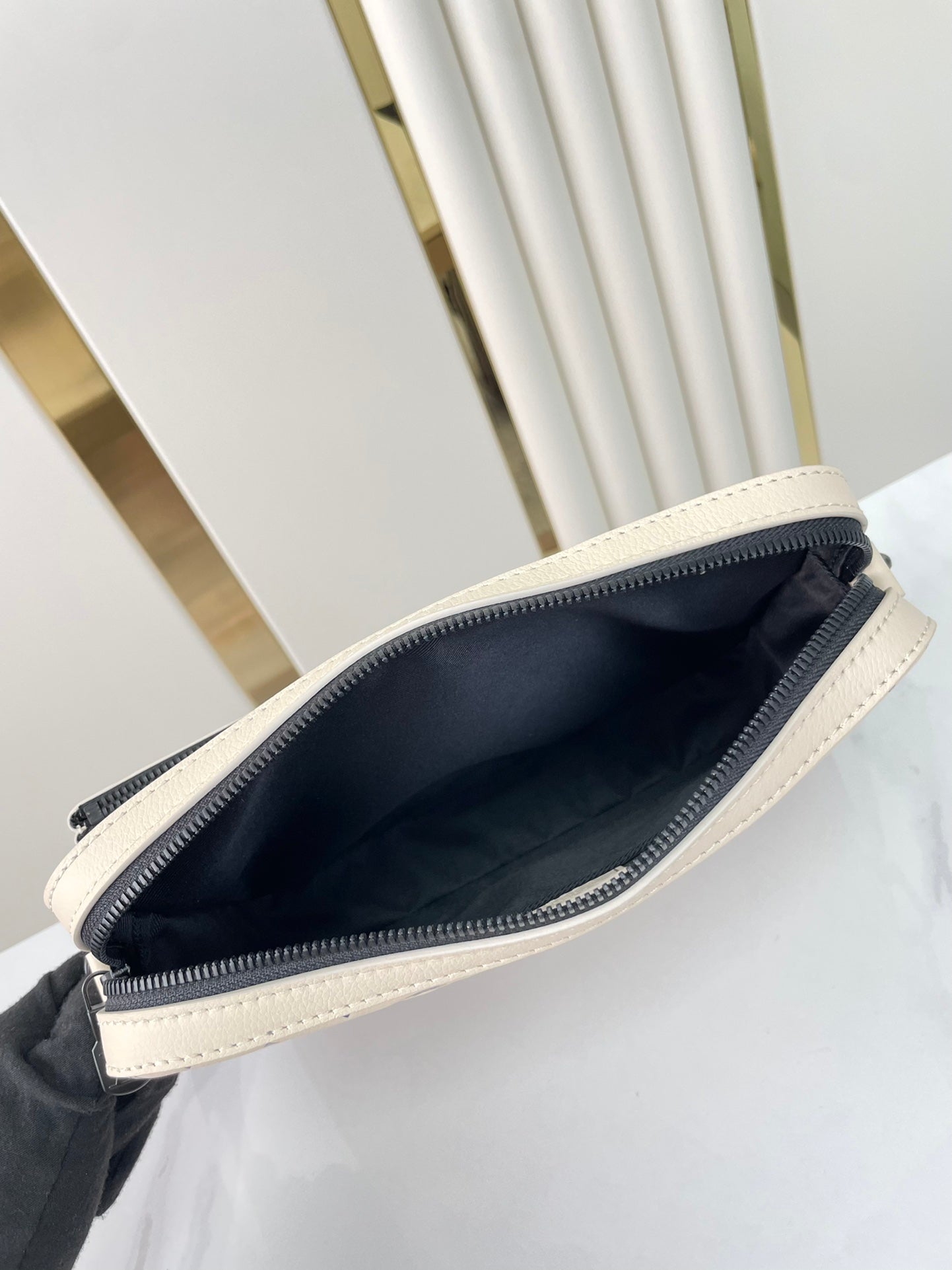 TRIO MESSENGER 25 IN CREME BLAU MONOGRAM SHADOW KALBSLEDER