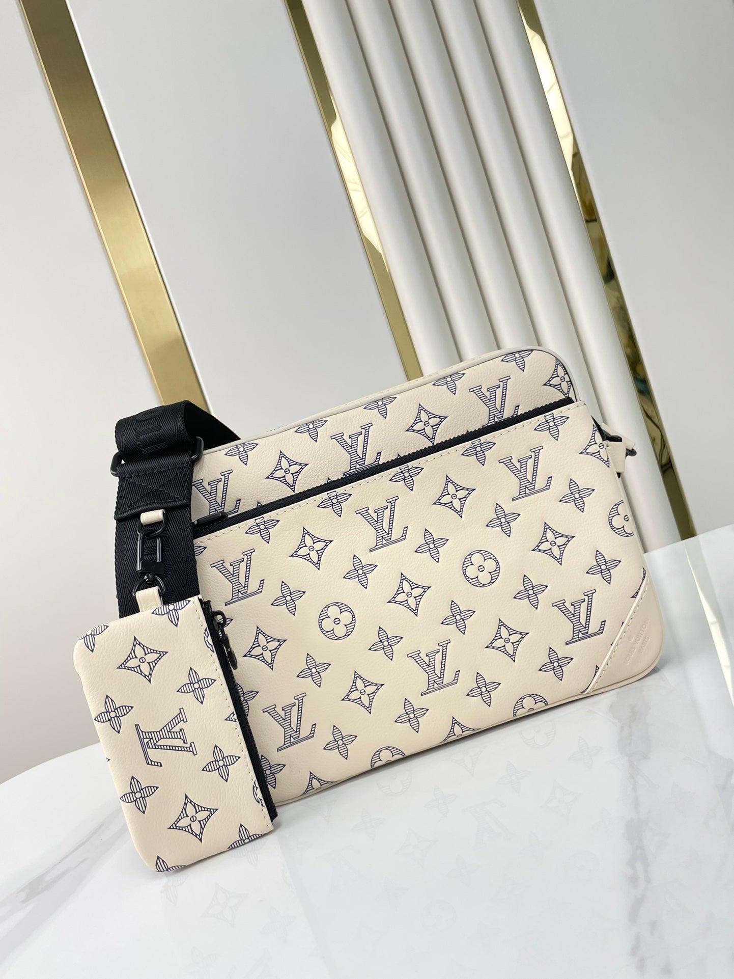 TRIO MESSENGER 25 IN CREME BLAU MONOGRAM SHADOW KALBSLEDER