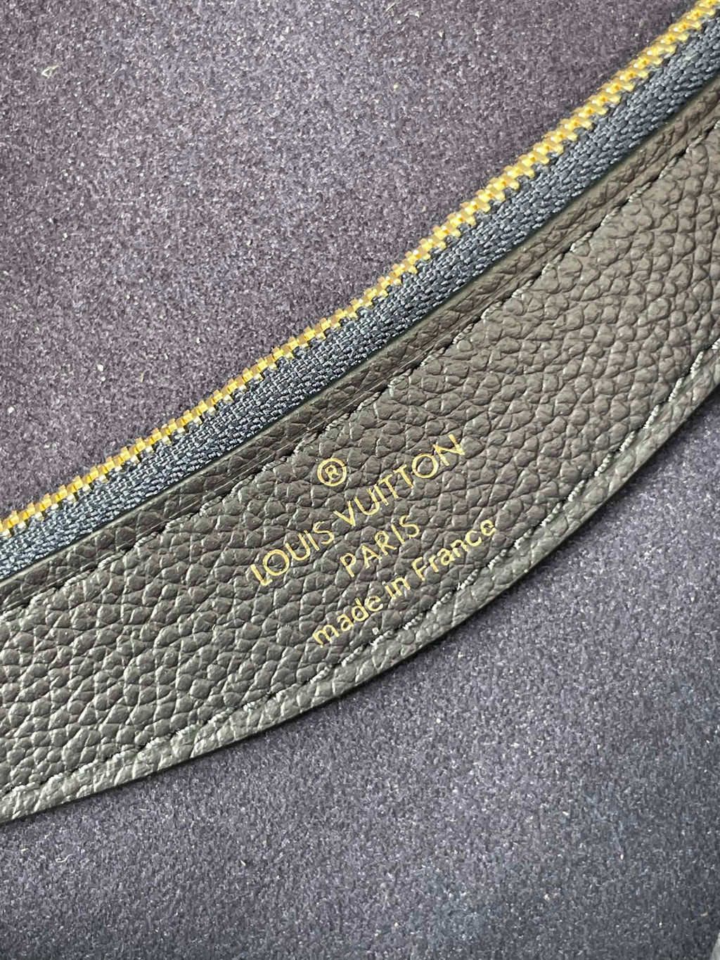 DIANE 23 IN DUNKELNAVY CREME MONOGRAM EMPREINTE LEDER