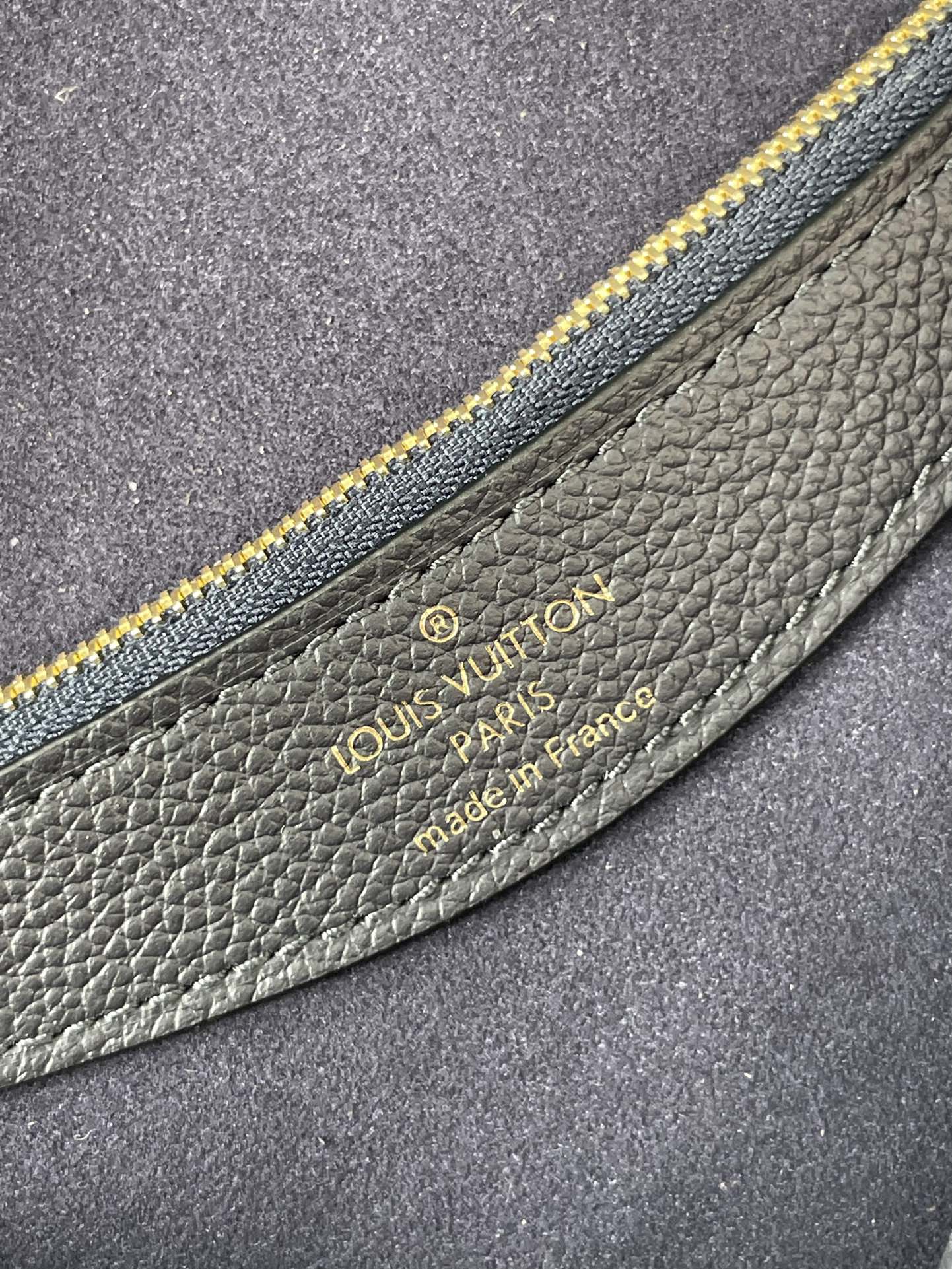 DIANE 23 IN DUNKELNAVY CREME MONOGRAM EMPREINTE LEDER