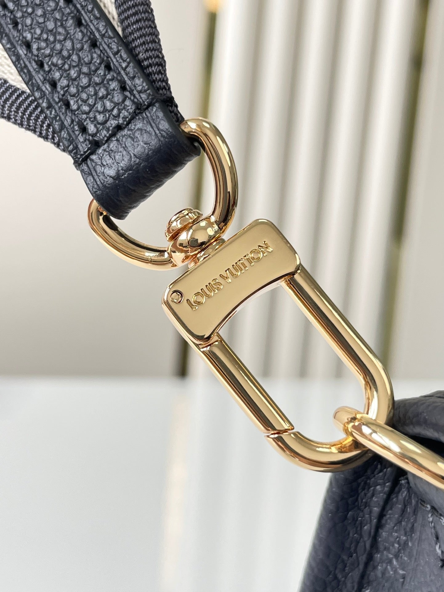 DIANE 23 IN DUNKELNAVY CREME MONOGRAM EMPREINTE LEDER