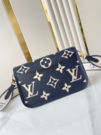 DIANE 23 IN DUNKELNAVY CREME MONOGRAM EMPREINTE LEDER