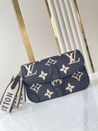 DIANE 23 IN DUNKELNAVY CREME MONOGRAM EMPREINTE LEDER