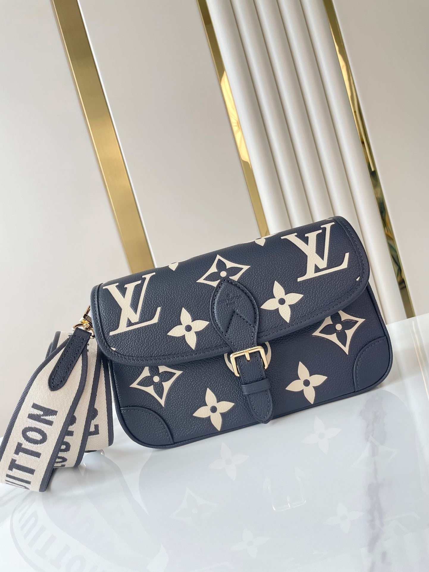 DIANE 23 IN DUNKELNAVY CREME MONOGRAM EMPREINTE LEDER