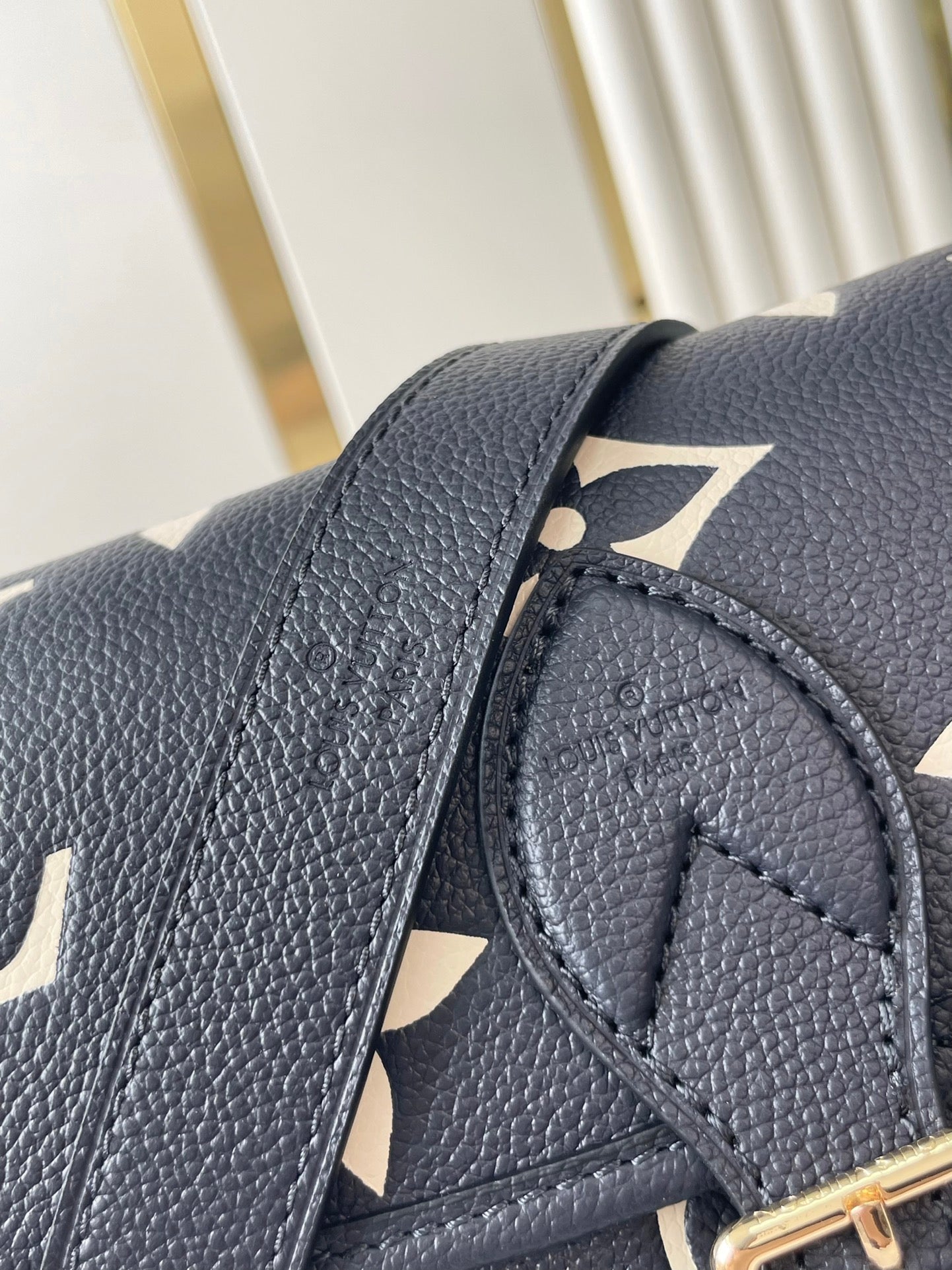 DIANE 23 IN DUNKELNAVY CREME MONOGRAM EMPREINTE LEDER