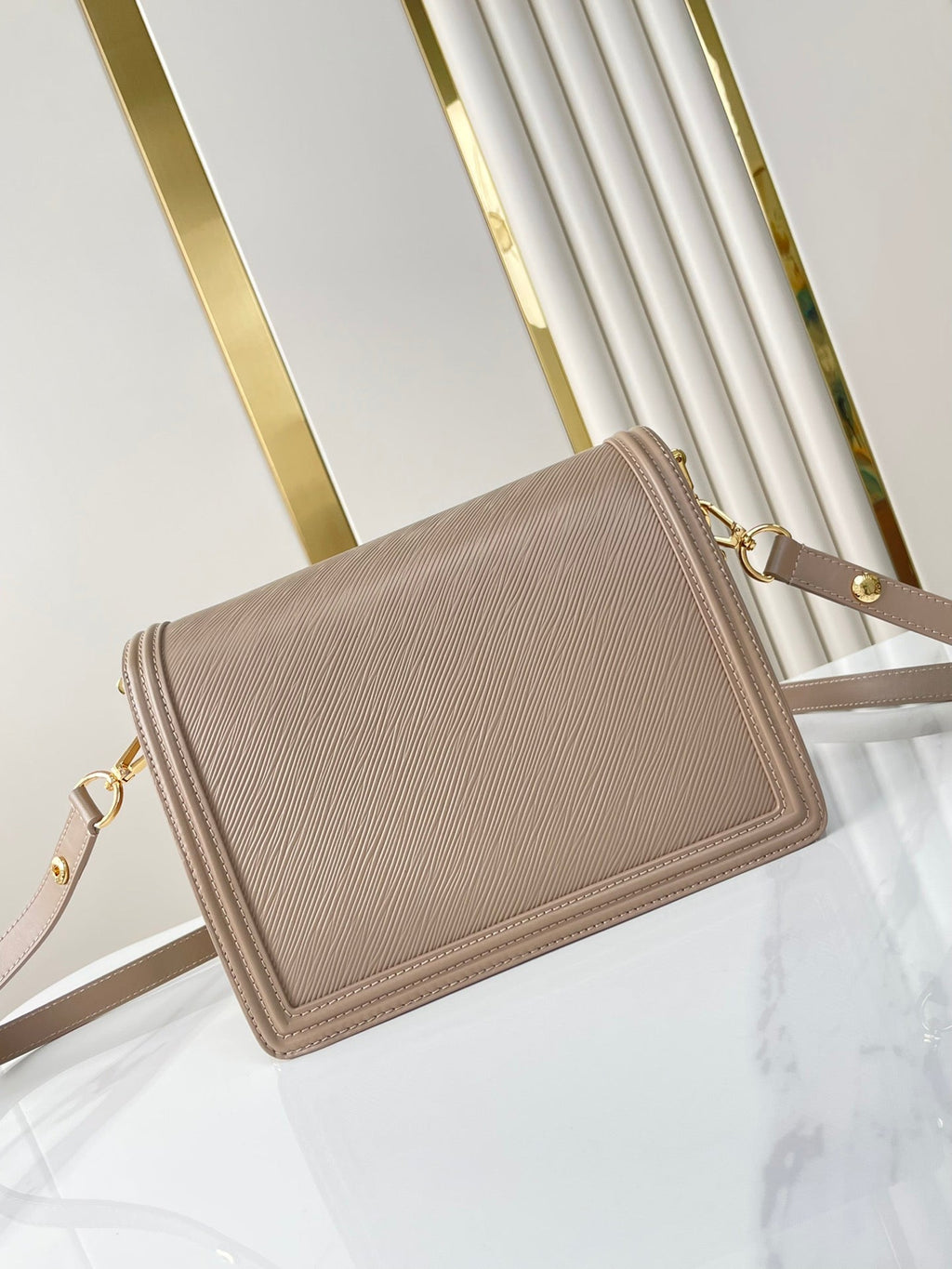 DAUPHINE MM 25 IN MITTELBRAUNES EPI-GENARBINETTES KALBSLEDER GOLDENE BESCHLÄGE