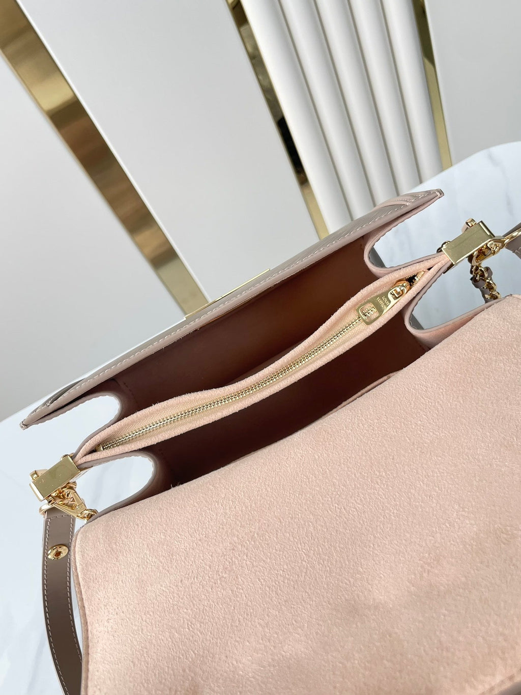 DAUPHINE MM 25 IN MITTELBRAUNES EPI-GENARBINETTES KALBSLEDER GOLDENE BESCHLÄGE