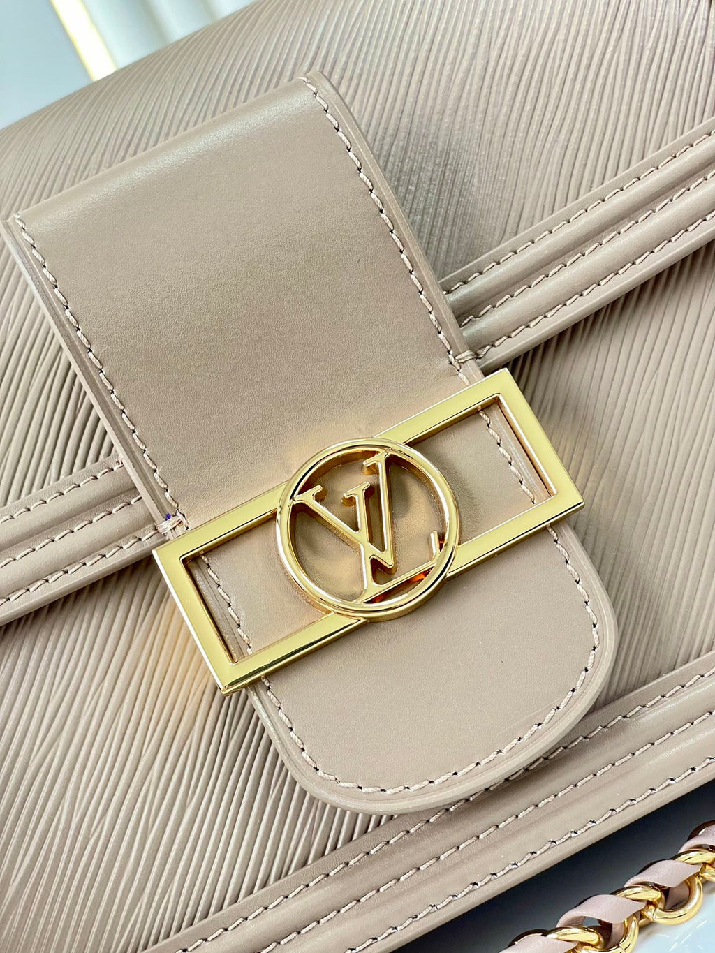 DAUPHINE MM 25 IN MITTELBRAUNES EPI-GENARBINETTES KALBSLEDER GOLDENE BESCHLÄGE