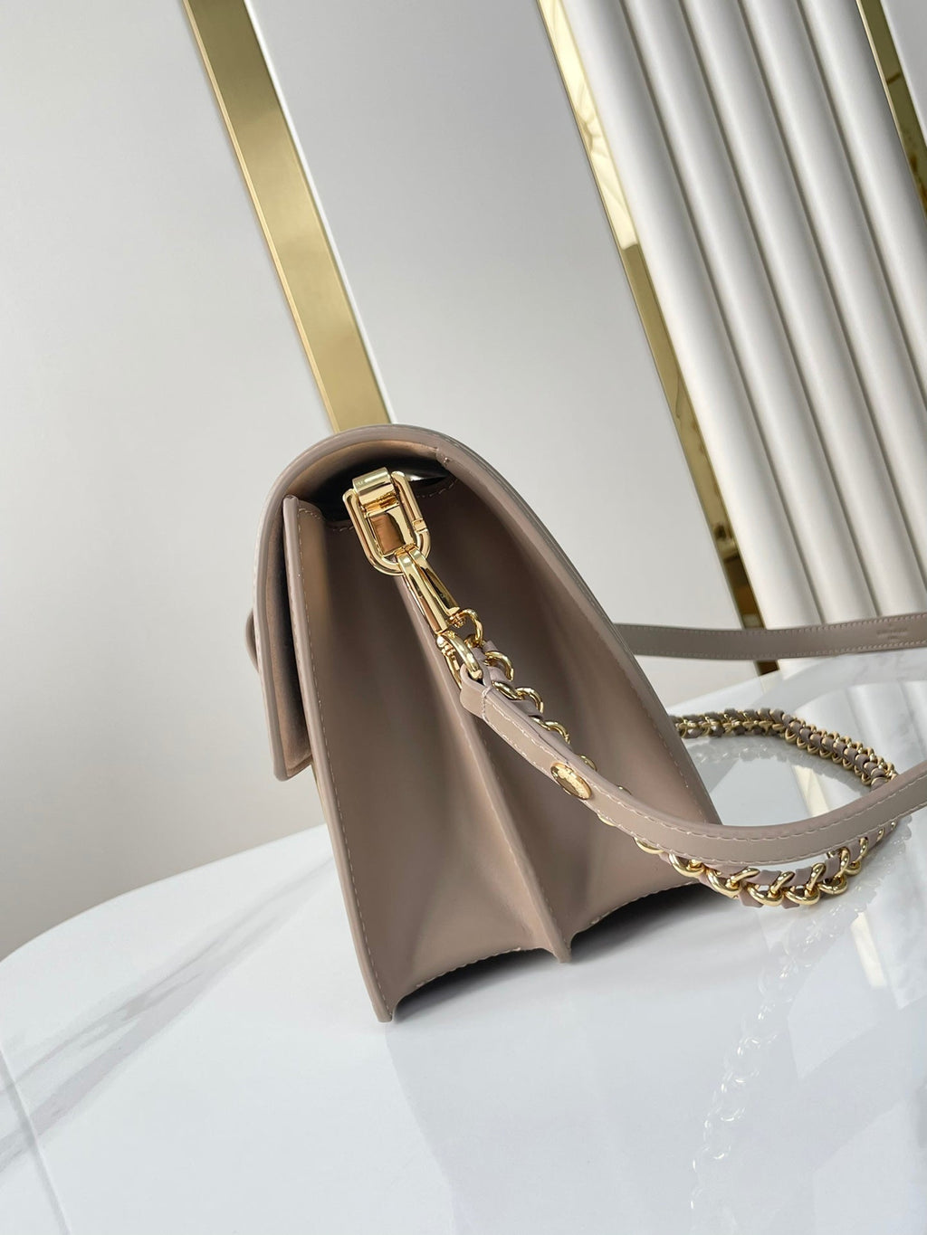 DAUPHINE MM 25 IN MITTELBRAUNES EPI-GENARBINETTES KALBSLEDER GOLDENE BESCHLÄGE