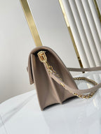 DAUPHINE MM 25 IN MITTELBRAUNES EPI-GENARBINETTES KALBSLEDER GOLDENE BESCHLÄGE