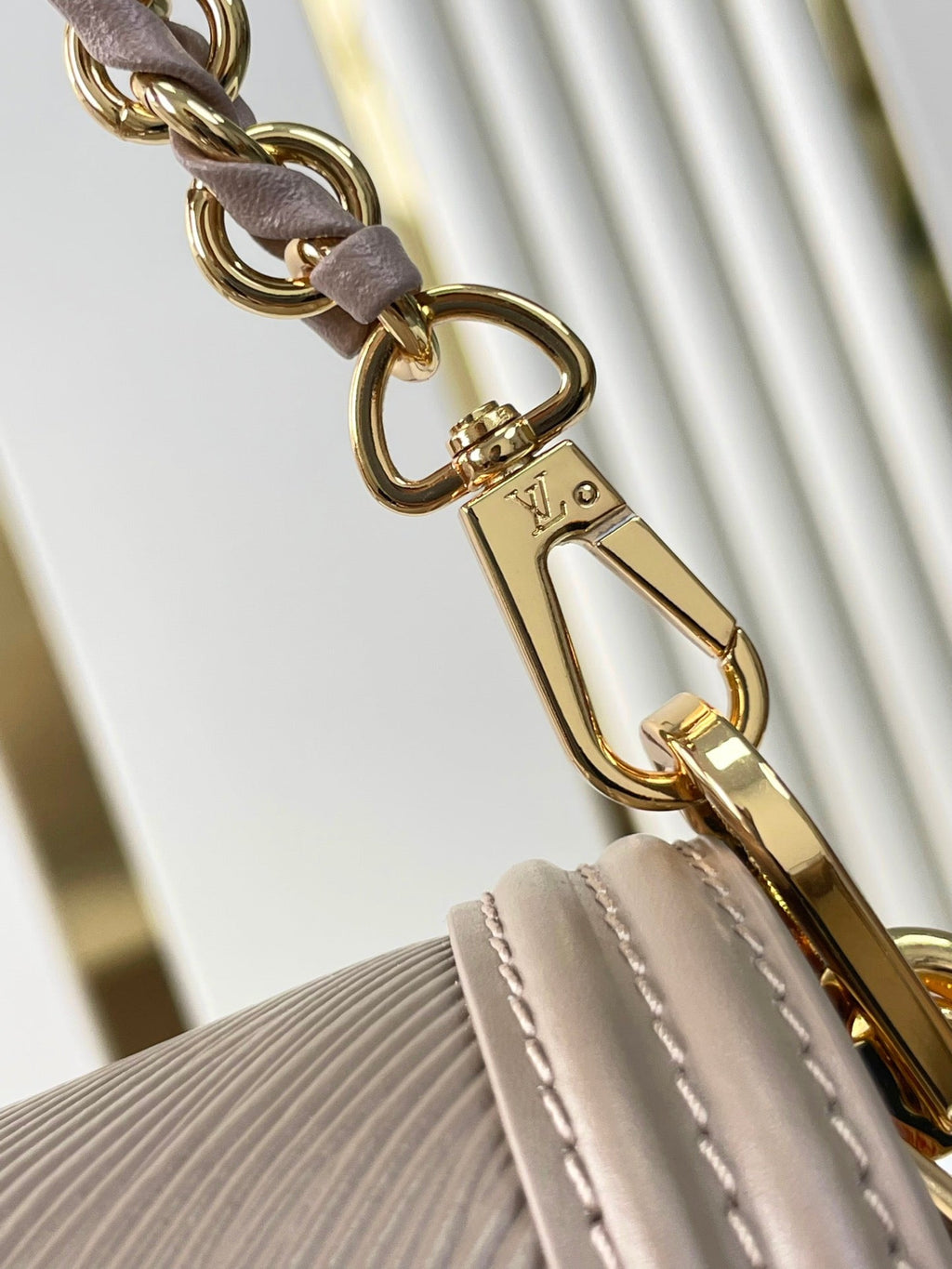 DAUPHINE MM 25 IN MITTELBRAUNES EPI-GENARBINETTES KALBSLEDER GOLDENE BESCHLÄGE