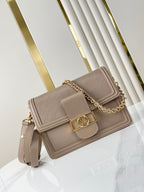 DAUPHINE MM 25 IN MITTELBRAUNES EPI-GENARBINETTES KALBSLEDER GOLDENE BESCHLÄGE