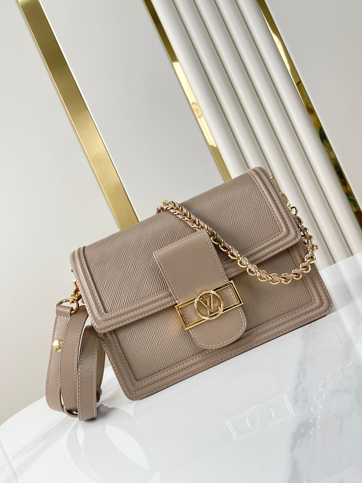 DAUPHINE MM 25 IN MITTELBRAUNES EPI-GENARBINETTES KALBSLEDER GOLDENE BESCHLÄGE