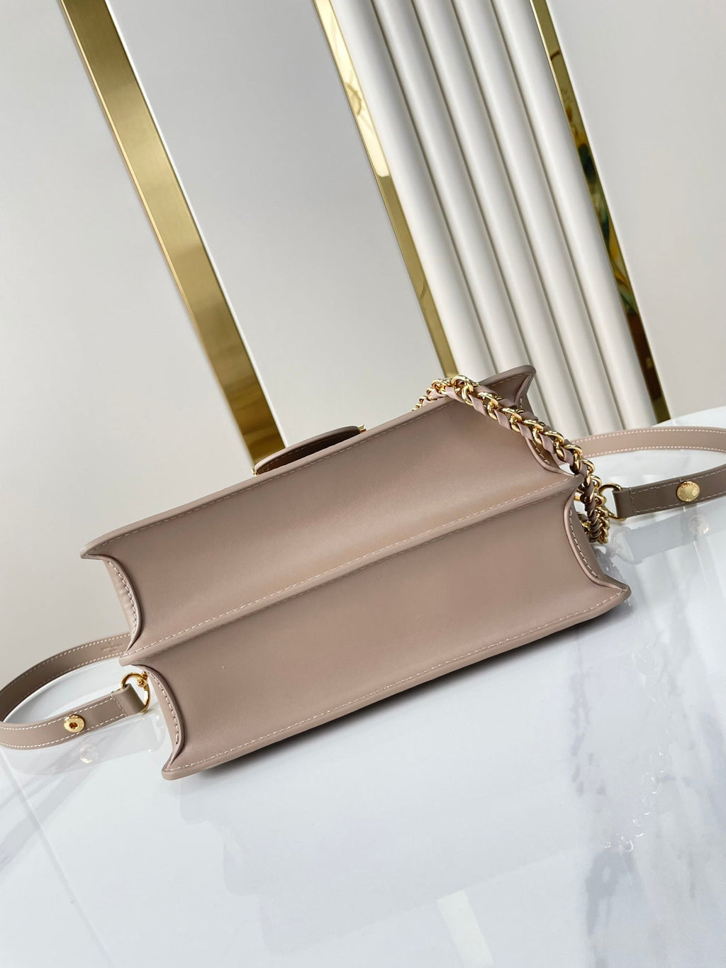 DAUPHINE MM 25 IN MITTELBRAUNES EPI-GENARBINETTES KALBSLEDER GOLDENE BESCHLÄGE