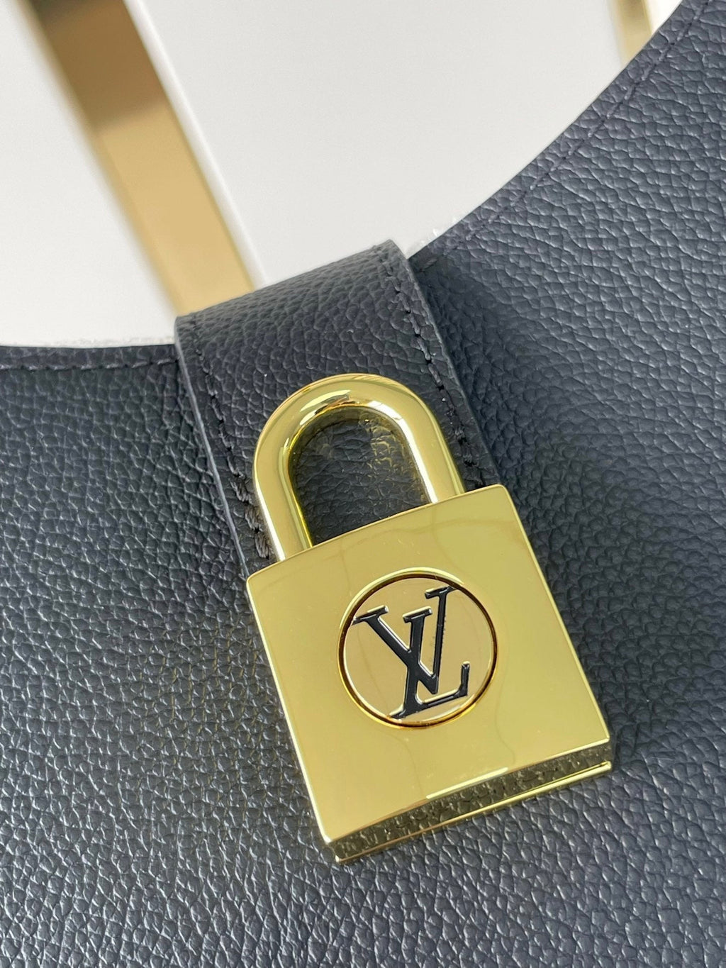 LOW KEY SCHULTERTASCHE 26 IN SCHWARZES GENARBIGES KALBSLEDER GOLDENE SCHNALLE