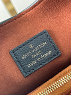 LOW KEY SCHULTERTASCHE 26 IN SCHWARZES GENARBIGES KALBSLEDER GOLDENE SCHNALLE