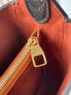 LOW KEY SCHULTERTASCHE 26 IN SCHWARZES GENARBIGES KALBSLEDER GOLDENE SCHNALLE