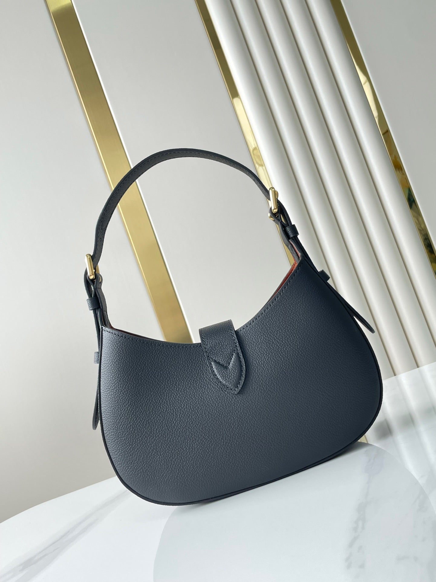 LOW KEY SCHULTERTASCHE 26 IN SCHWARZES GENARBIGES KALBSLEDER GOLDENE SCHNALLE